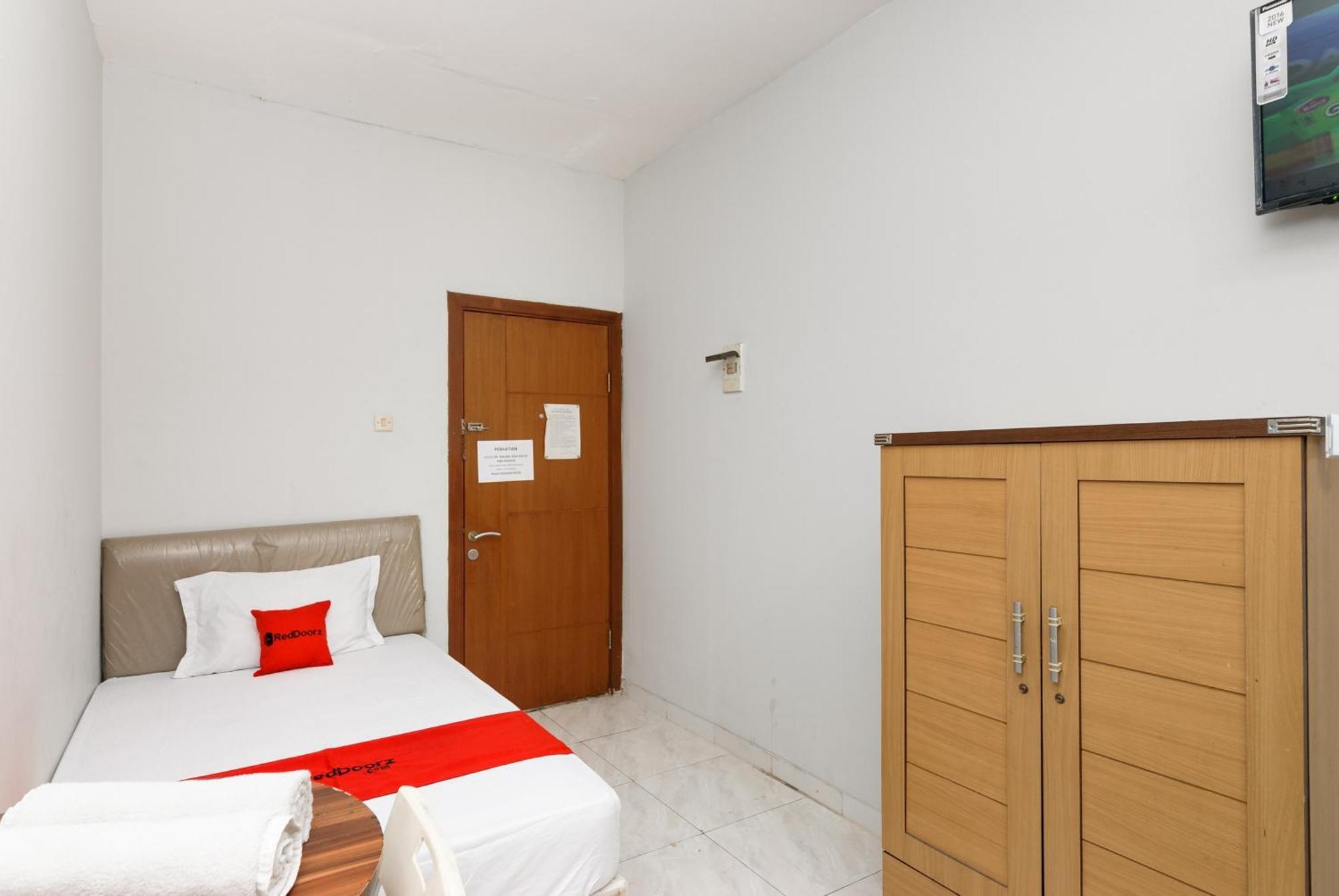 Reddoorz Near Mandaya Royal Hospital Puri Hotel 2*